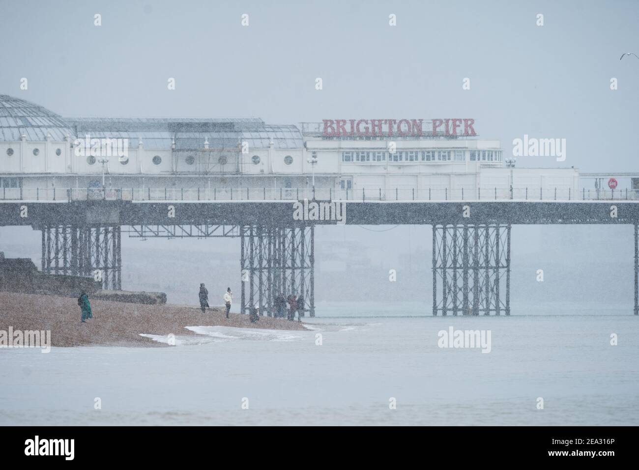 Chutes de neige sur Brighton Beach près de Brighton Palace Pier à Brighton, dimanche 9 février 2021 Banque D'Images