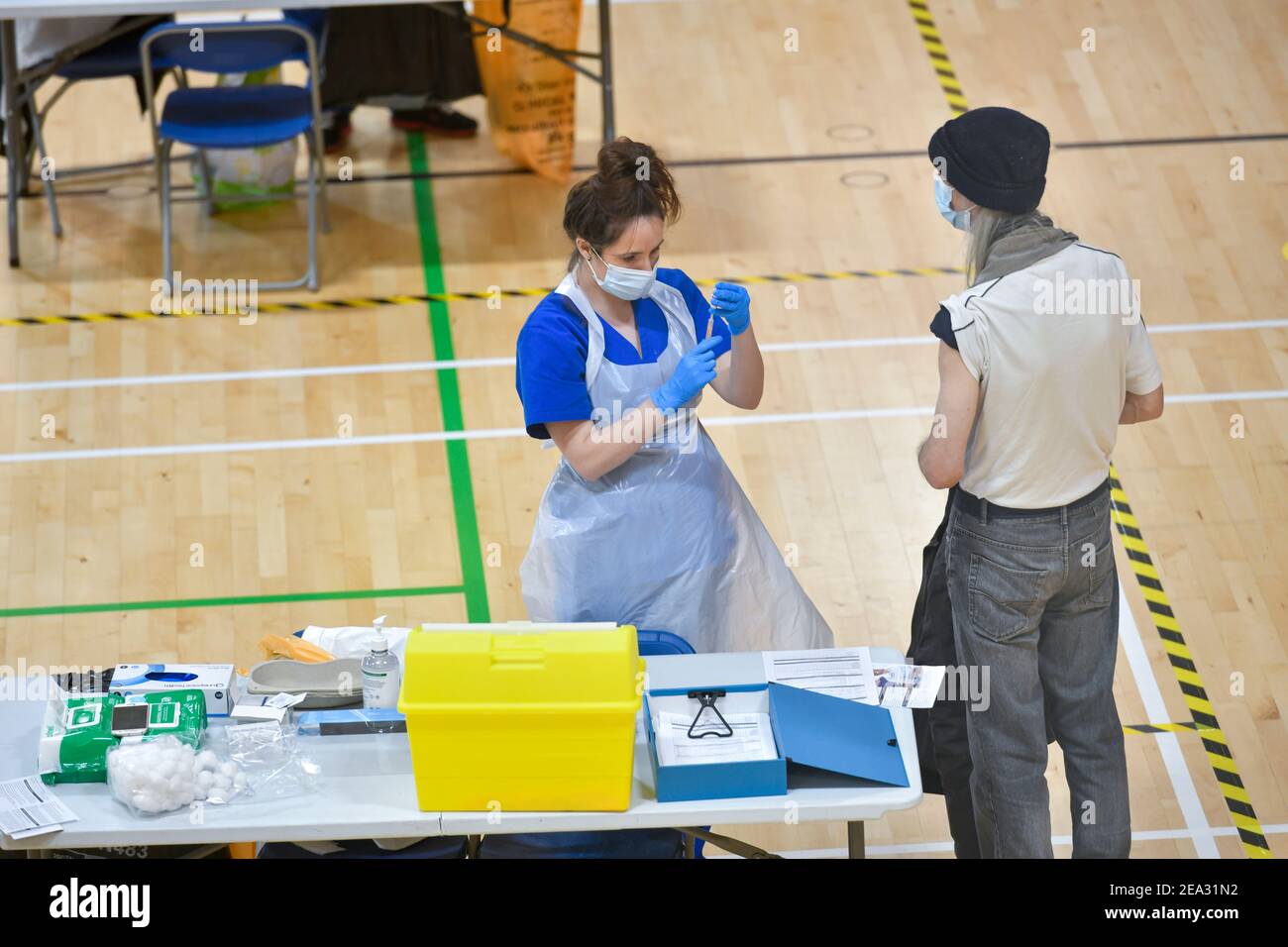 Une session de vaccination Covid19 tenue au Workington Leisure Centre de Cumbria avec le vaccin Oxford Astra Zeneca. La cohorte à qui le vaccin a été administré est celle de plus de 70 ans, ainsi que celle de personnes plus jeunes qui avaient été à l'abri ou qui étaient cliniquement extrêmement vulnérables. Le réseau de soins primaires de Workington a déménagé des cabinets de la ville à l'espace plus vaste du centre de loisirs pour accélérer la livraison du vaccin contre le coronavirus, Covid-19: 6 février 2021 STUART WALKER Stuart Walker Photographie 2021 Banque D'Images