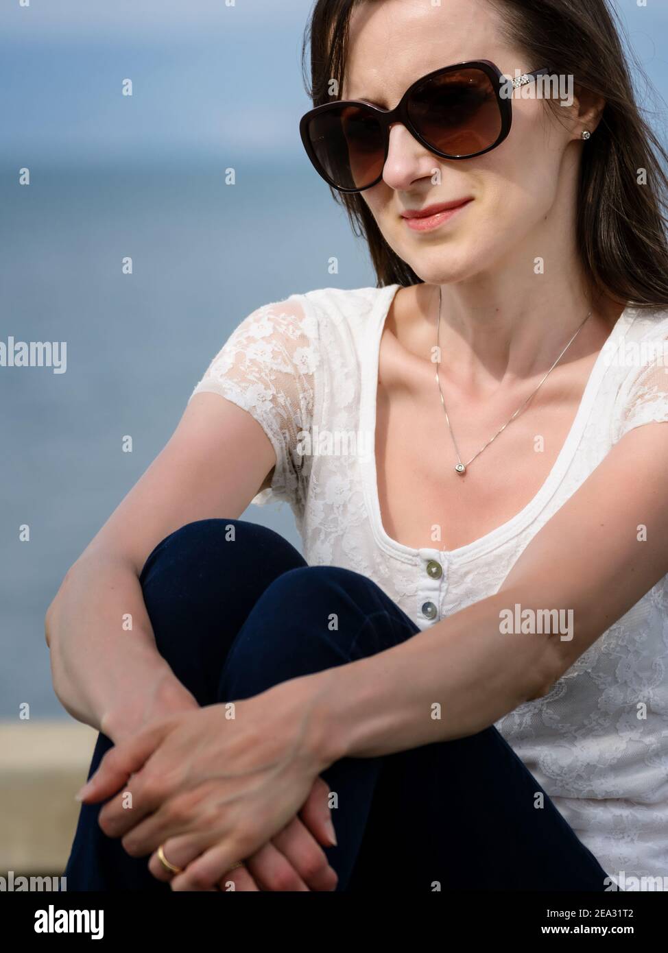 Portrait de la jeune femme caucasienne avec de grandes lunettes de soleil par le lac de Bolsena Banque D'Images