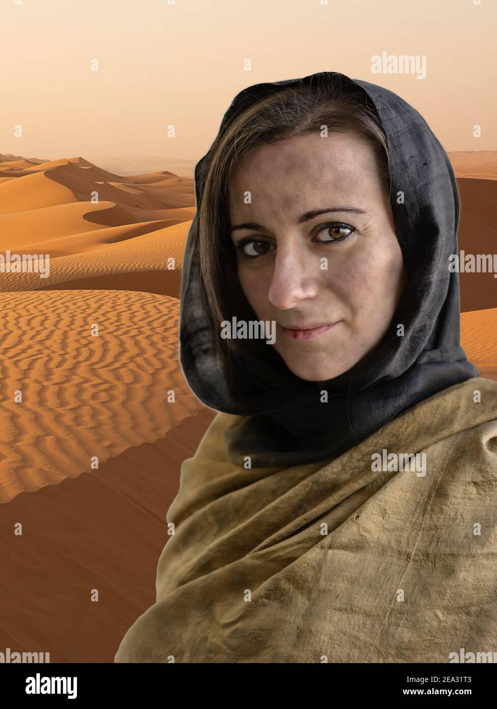 Portrait de la femme avec hijab et dans le fond le désert Banque D'Images