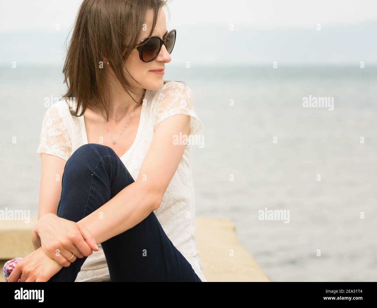 Portrait de la jeune femme caucasienne avec de grandes lunettes de soleil par le lac de Bolsena Banque D'Images