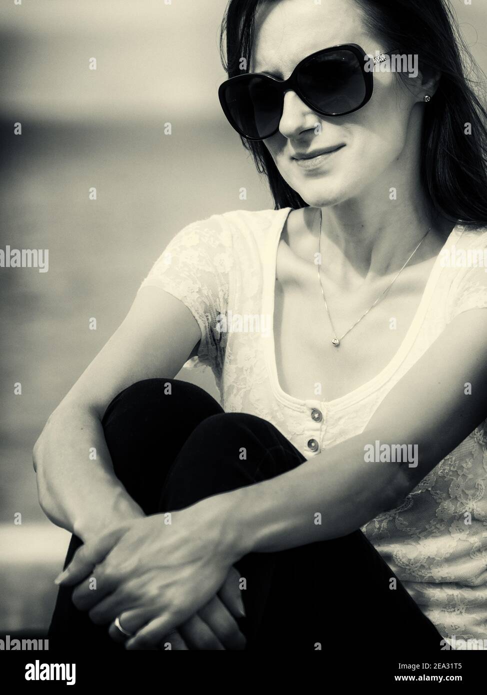 Portrait noir et blanc de la jeune femme caucasienne avec grand Lunettes de soleil au bord du lac de Bolsena Banque D'Images