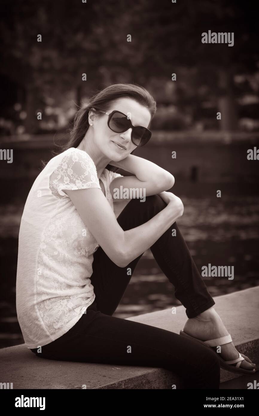 Portrait sépia de la jeune femme caucasienne avec de grandes lunettes de soleil Banque D'Images