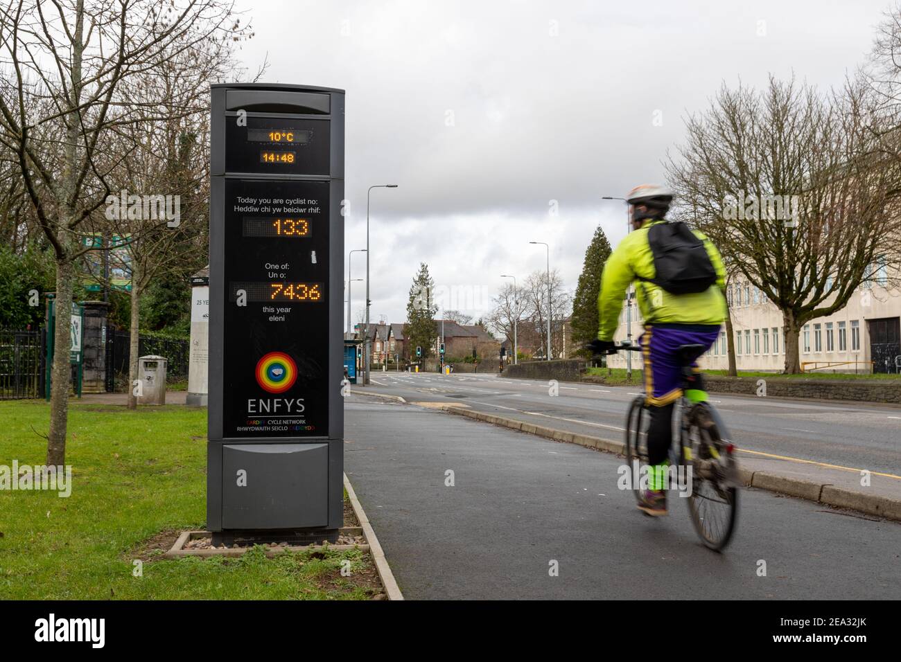 Cardiff, pays de Galles - 3 février 2021 : un cycliste passe devant un panneau sur le réseau cycliste de Cardiff Banque D'Images