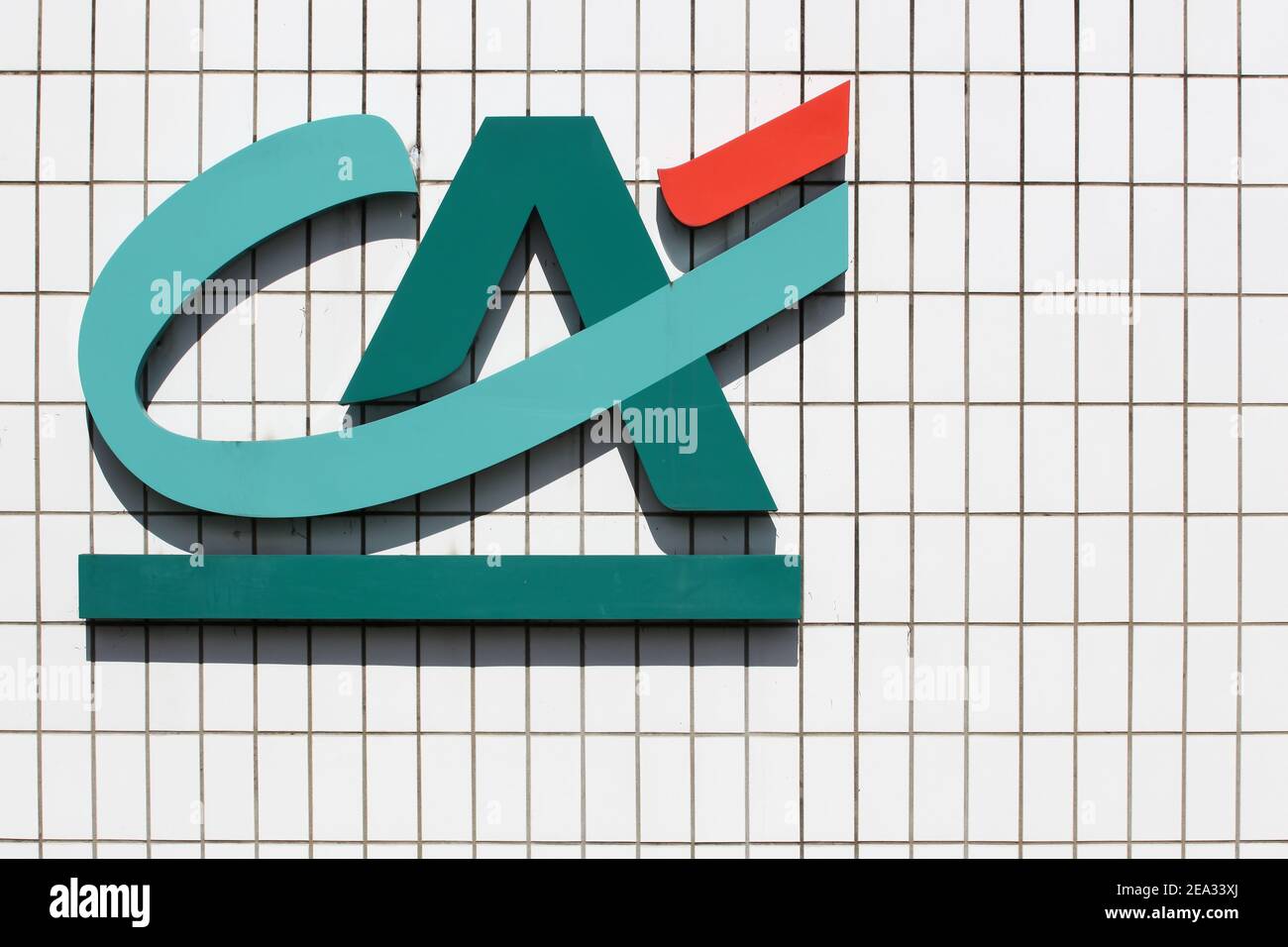 Champagne, France - 15 août 2019 : logo du crédit agricole sur un mur. Le crédit agricole est un réseau français de banques coopératives et mutuelles Banque D'Images