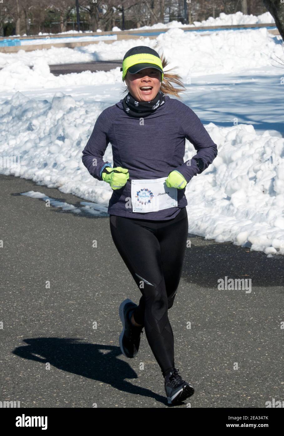 Une femme en forme qui termine la course de 4 km du NYC Winter Park Tour à Flushing Meadows Corona Park à Queens, New York. Banque D'Images