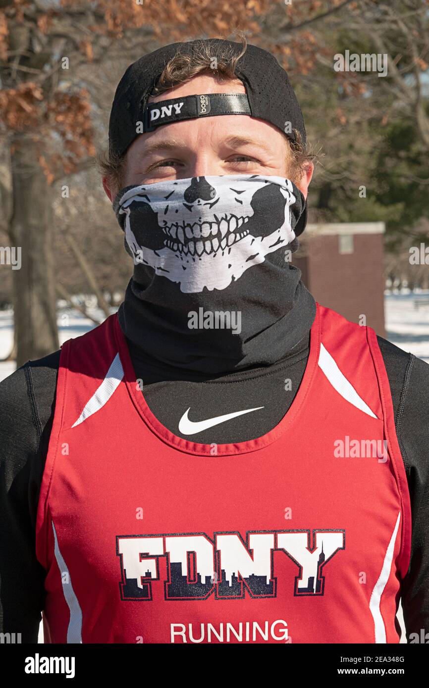 Portrait d'un coureur après la NYC Winter Park Tour course de 4 miles à Flushing Meadows Corona Park à Queens, New York. Remarquez un foulard à encolure ornée. Banque D'Images