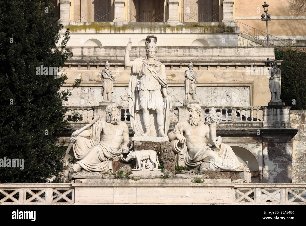 Statue de la déesse Roma sur la place Popolo de Rome, Italie Banque D'Images