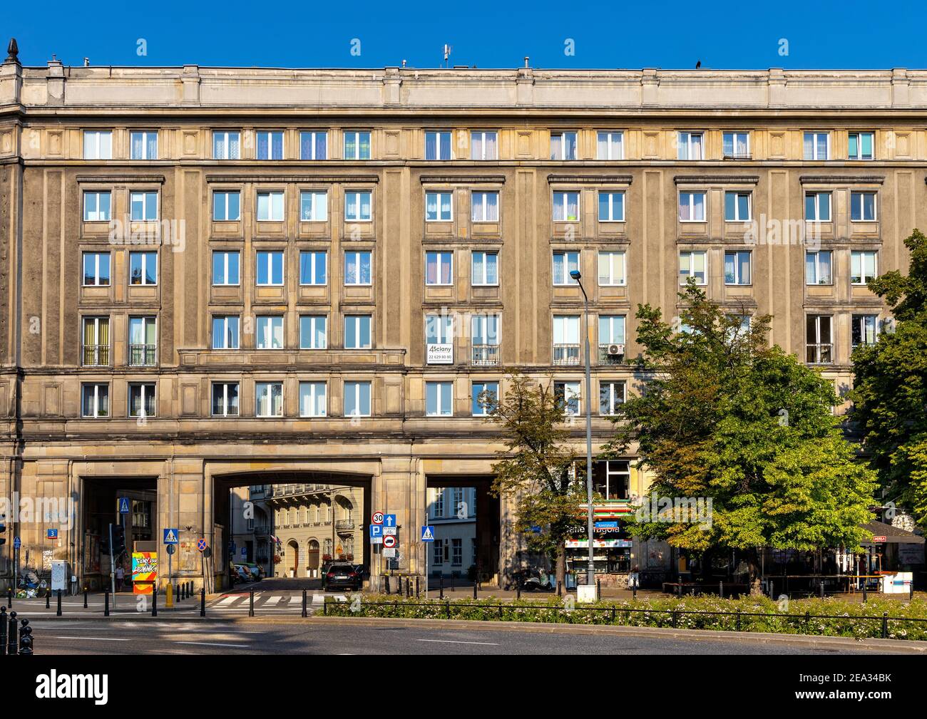 Varsovie, Pologne - 28 juin 2020: Plac Konstytucji 3 classique communiste 50s bâtiment du quartier MDM avec porte à la rue Sniadeckich à Constitution squar Banque D'Images