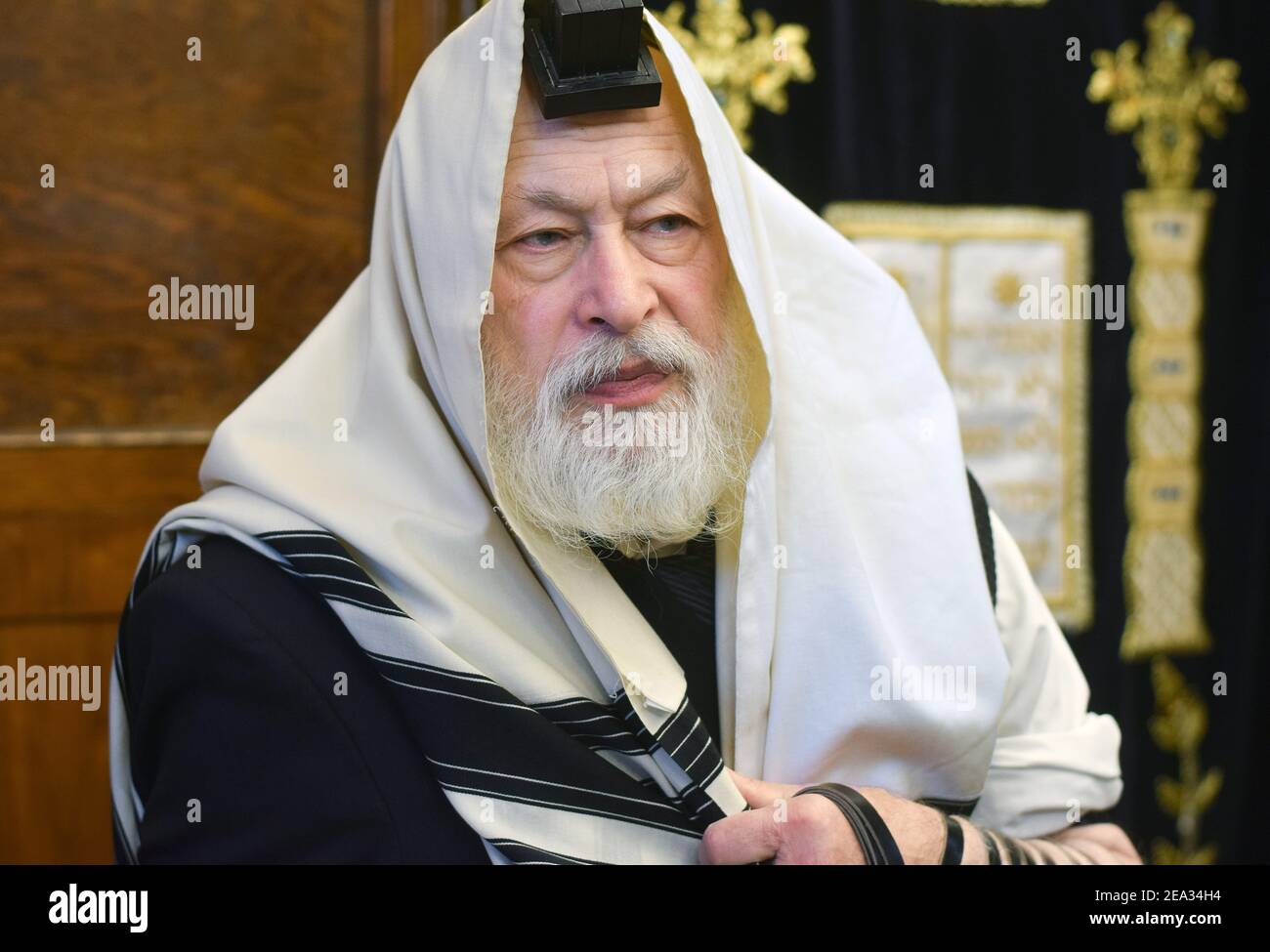 Éminent Chaban Lubavitch Rabbi Yehuda Krinsky au service du matin à Crown Heights, Brooklyn, New York Banque D'Images