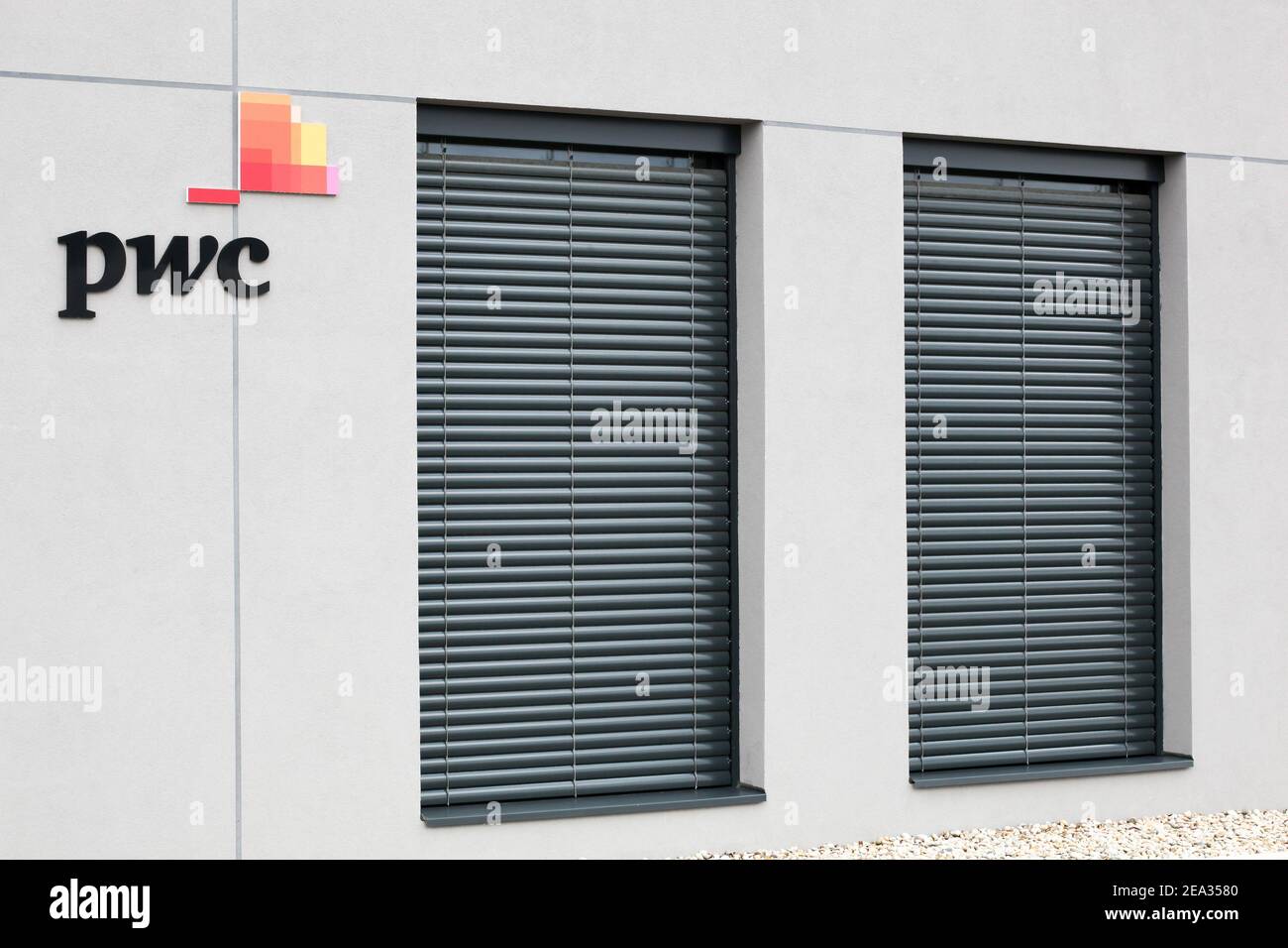 Bourg, France - 26 septembre 2020 : immeuble de bureaux PWC. PricewaterhouseCoopers est un réseau de services professionnels multinational. Banque D'Images