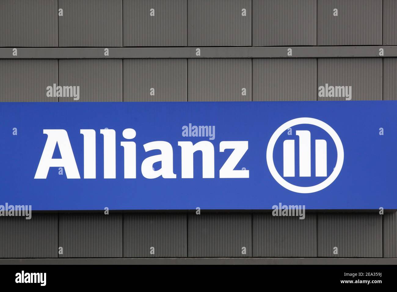 Bourg, France - 26 septembre 2020 : signe Allianz sur un mur. Allianz est une société européenne de services financiers dont le siège est situé à Munich, en Allemagne Banque D'Images