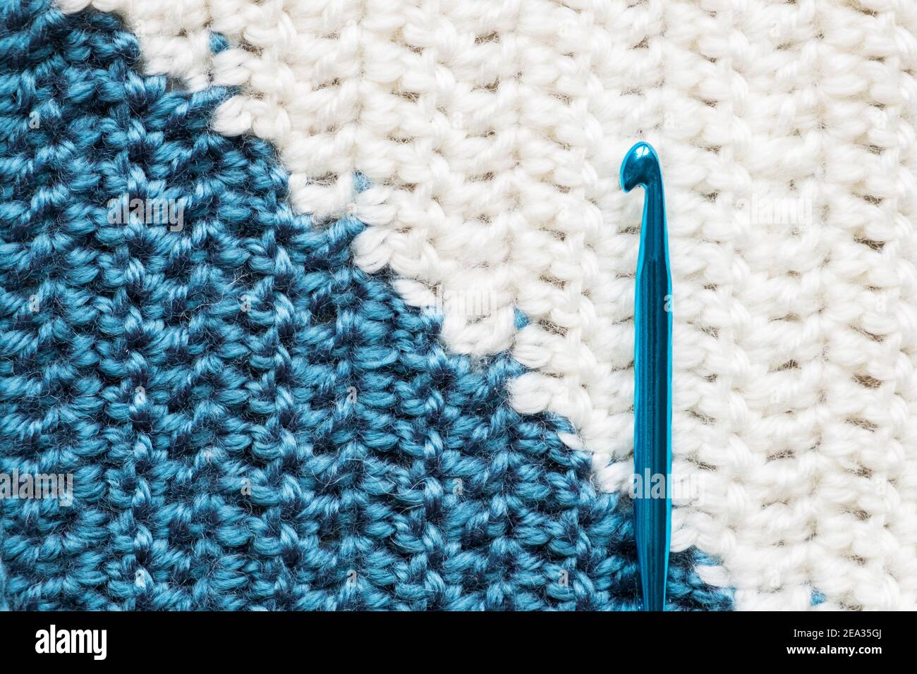 Gros plan réalisé à la main, motif crochet bleu et blanc avec crochet crochet Banque D'Images