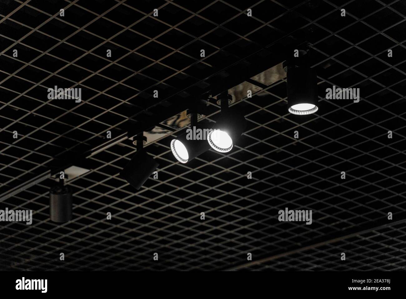 Système d'éclairage sur le plafond sombre du bâtiment noir industriel de  bureau, hall d'exposition avec lumière LED intelligente. Construction au  plafond Photo Stock - Alamy