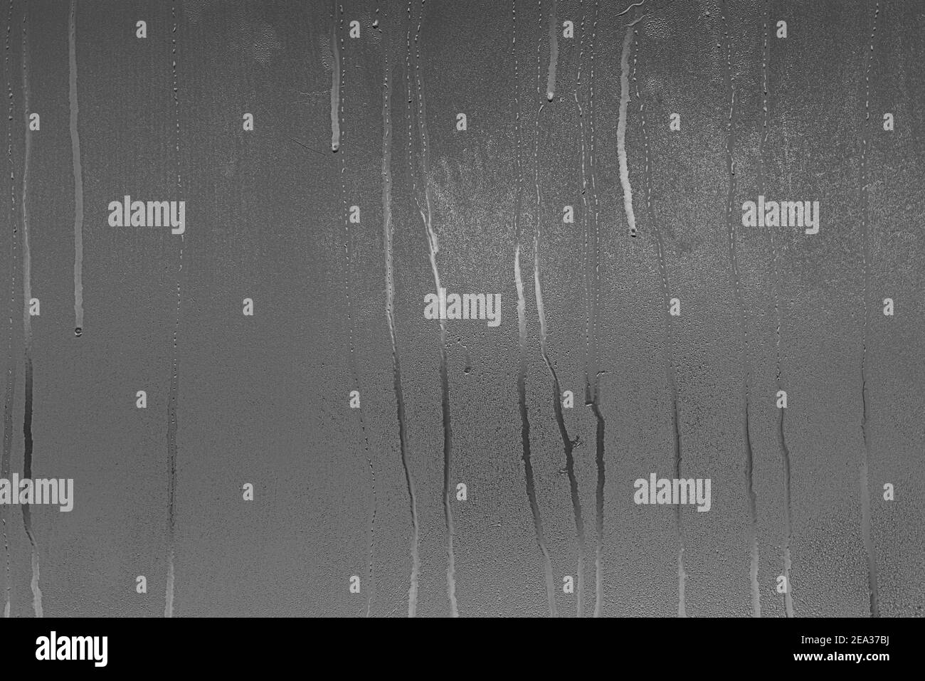 Fenêtre en verre véritable avec de la vapeur et de la condensation sur la surface de pleuvoir nuit Banque D'Images