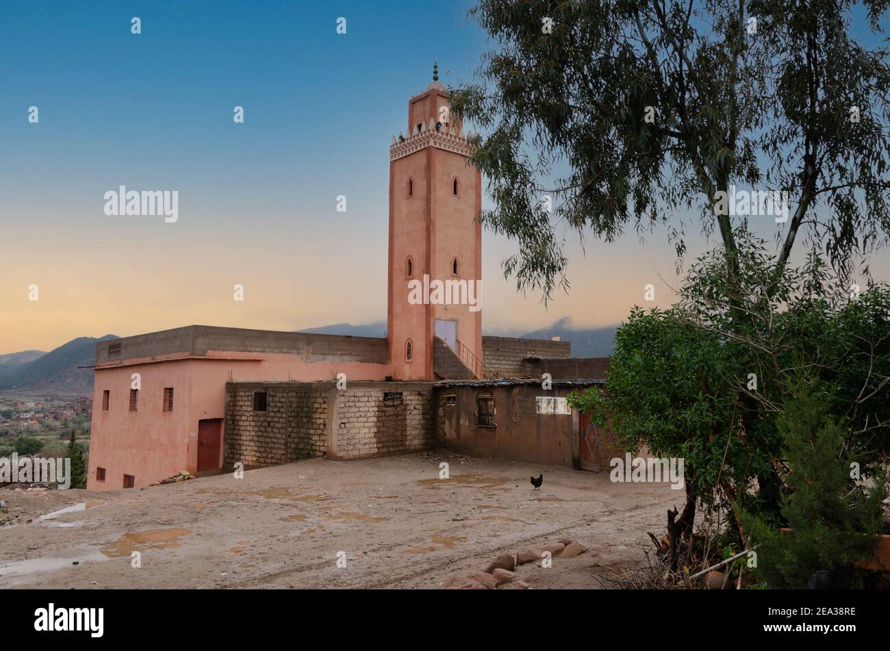 gros plan de la tour de la mosquée dans une ville perdue dans les montagnes de l'atlas et dans les environs du maroc. Maroc Banque D'Images