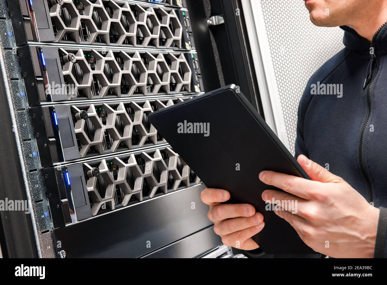 Consultant technique masculin avec le matériel d'examen de tablette numérique Banque D'Images