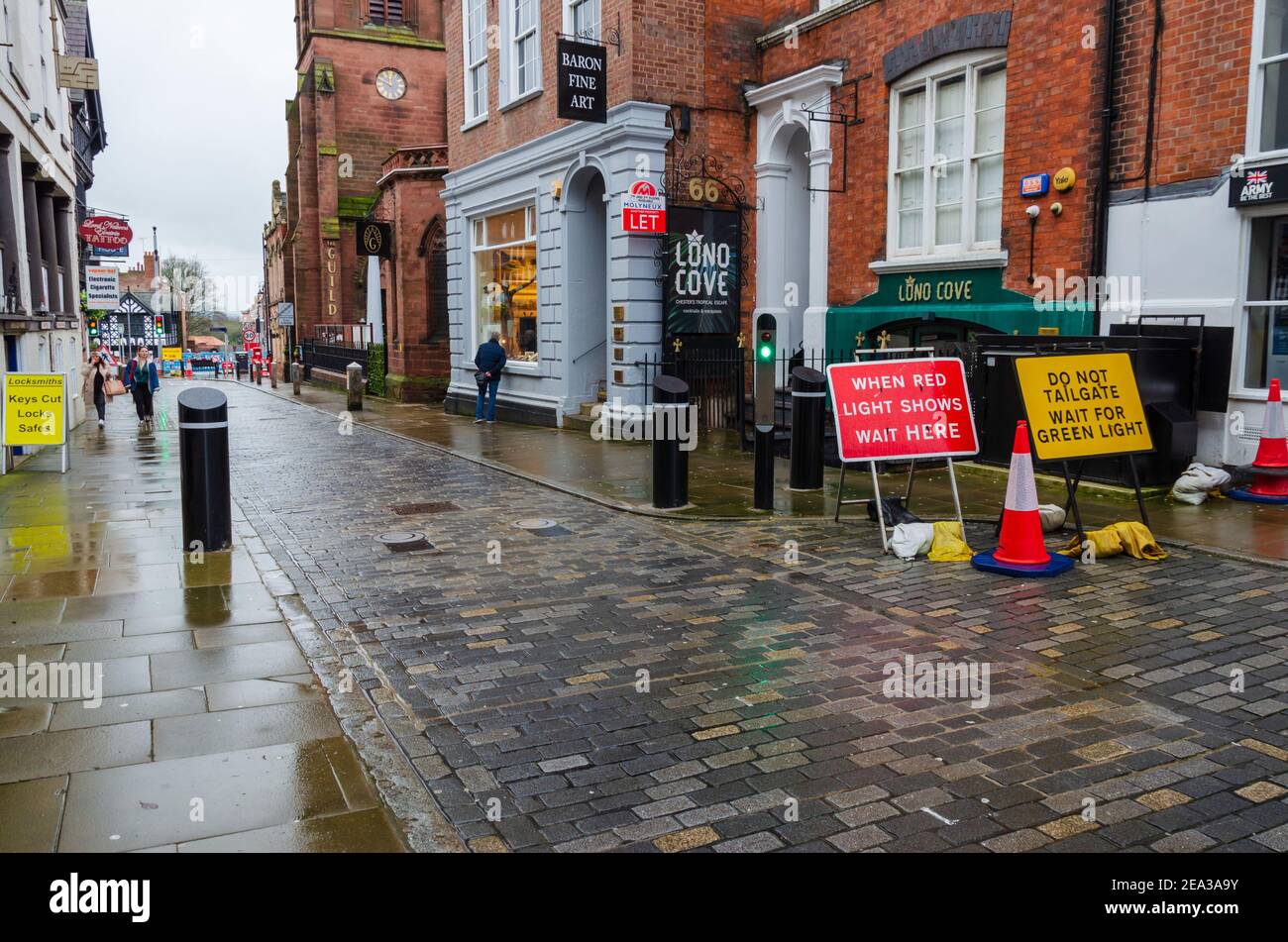 Chester; Royaume-Uni: 29 janvier 2021: Un système de bollards anti-terroristes a été installé dans certaines rues du centre-ville de Chester. Signalisation pour contrôler le trafic f Banque D'Images