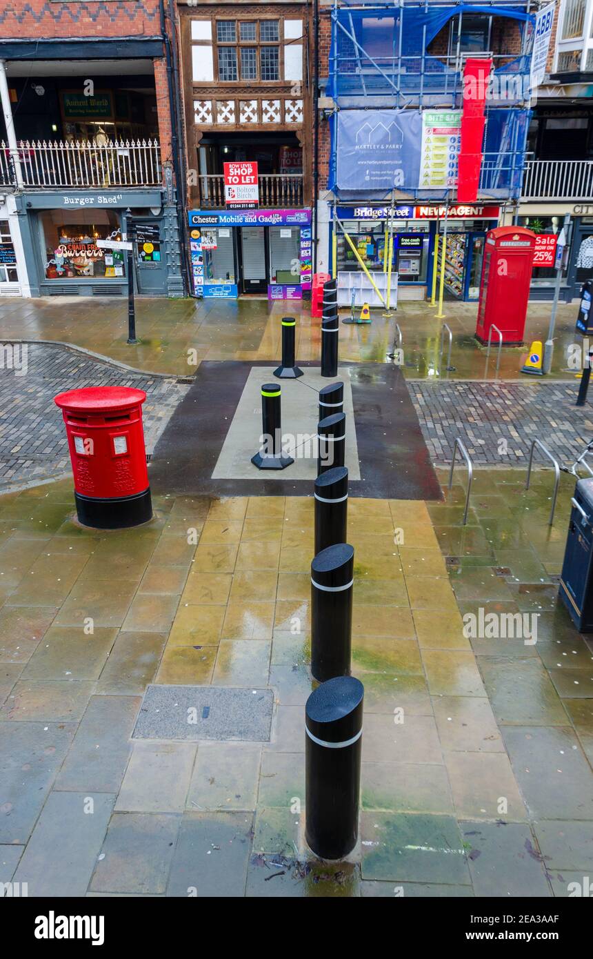 Chester; UK: 29 janvier 2021: Un système de bollards anti-terroristes a été installé sur Bridge Street dans le centre-ville de Chester. Banque D'Images