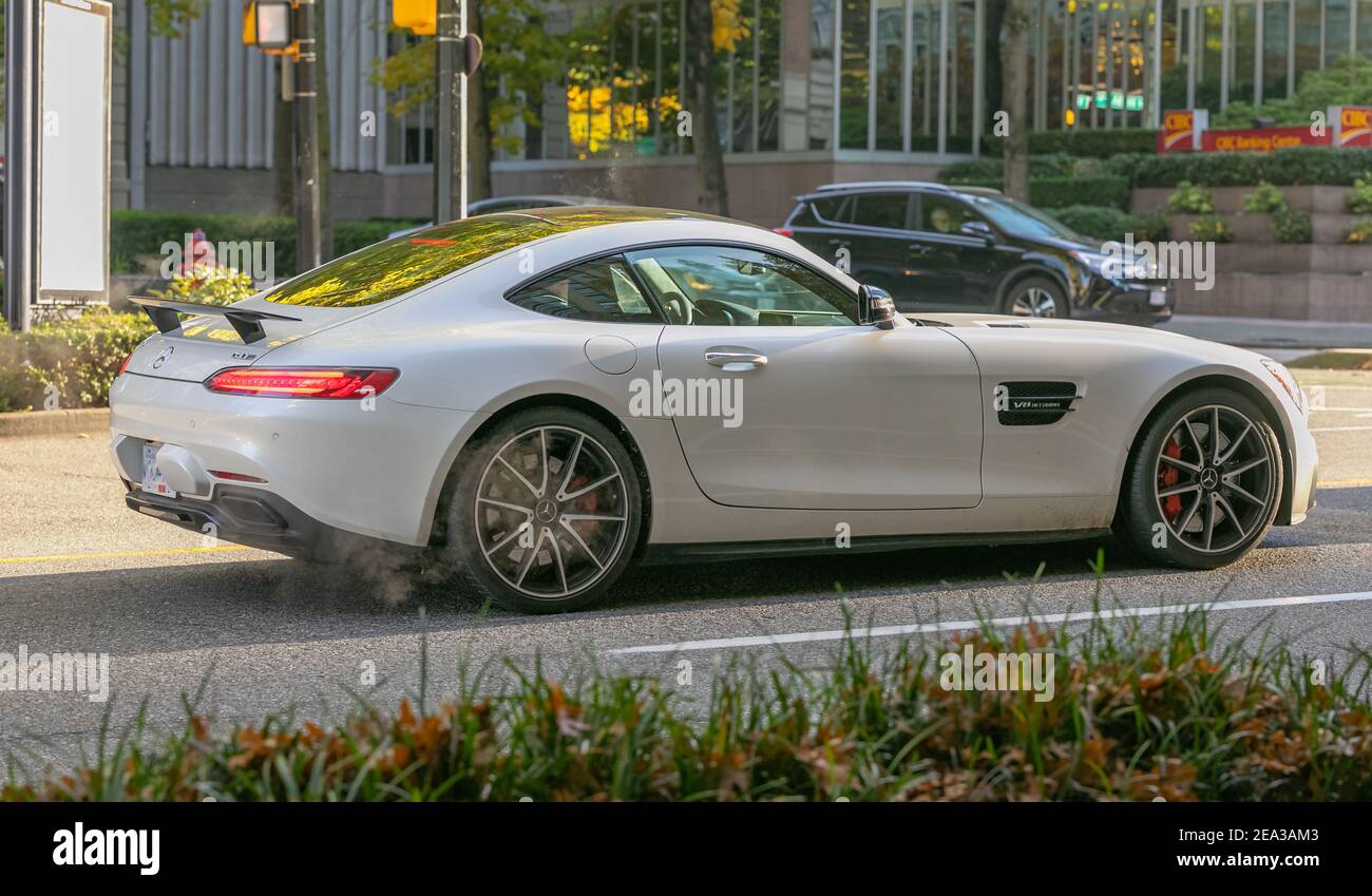 Mercedes AMG GTS blanche dans la rue de la ville de Vancouver. Vue sur la rue, mise au point sélective, supercars photo concept. Banque D'Images