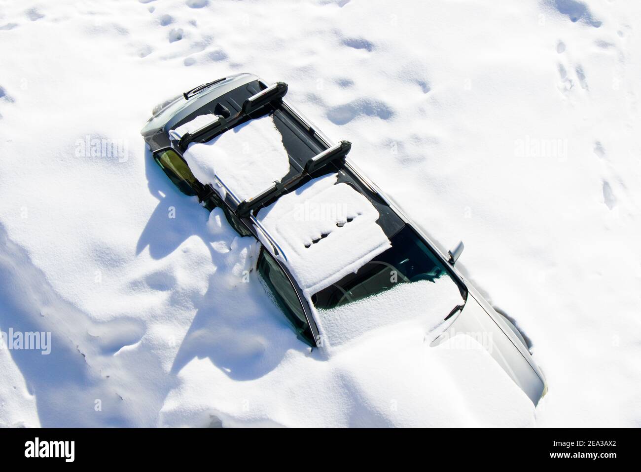 Vue sur la voiture enneigée, voiture dans la neige. Jour et extérieur. Banque D'Images