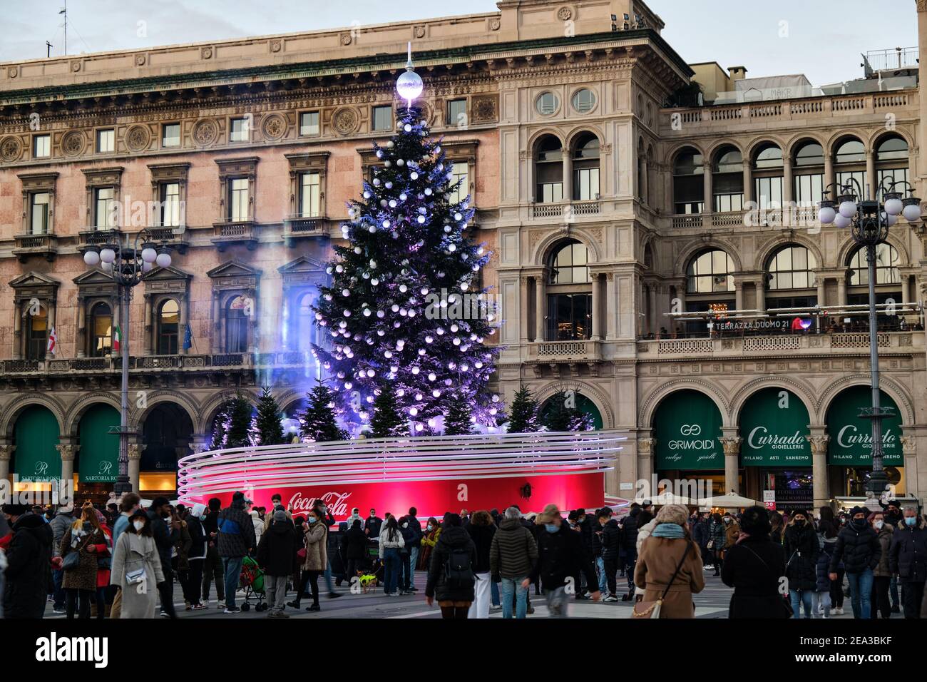 Milan, Italie - décembre 15, 2020: Arbre de Noël devant la cathédrale de Milan, place Duomo en décembre pleine de personnes portant des masques à protéger de C Banque D'Images Milan, Italie - décembre 15, 2020: Arbre de Noël devant la cathédrale de Milan, place Duomo en décembre pleine de personnes portant des masques à protéger de C Banque D'Images