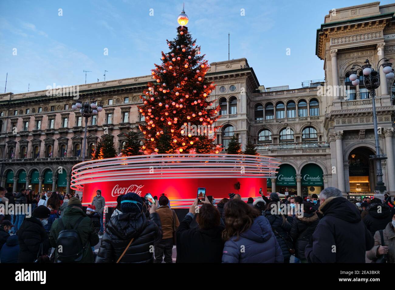 Milan, Italie - décembre 15, 2020: Arbre de Noël devant la cathédrale de Milan, place Duomo en décembre pleine de personnes portant des masques à protéger de C Banque D'Images Milan, Italie - décembre 15, 2020: Arbre de Noël devant la cathédrale de Milan, place Duomo en décembre pleine de personnes portant des masques à protéger de C Banque D'Images