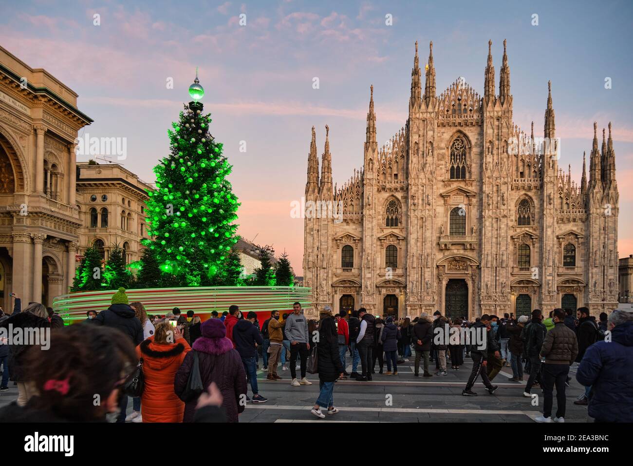 Milan, Italie - décembre 15, 2020: Arbre de Noël devant la cathédrale de Milan, place Duomo en décembre pleine de personnes portant des masques à protéger de C Banque D'Images Milan, Italie - décembre 15, 2020: Arbre de Noël devant la cathédrale de Milan, place Duomo en décembre pleine de personnes portant des masques à protéger de C Banque D'Images