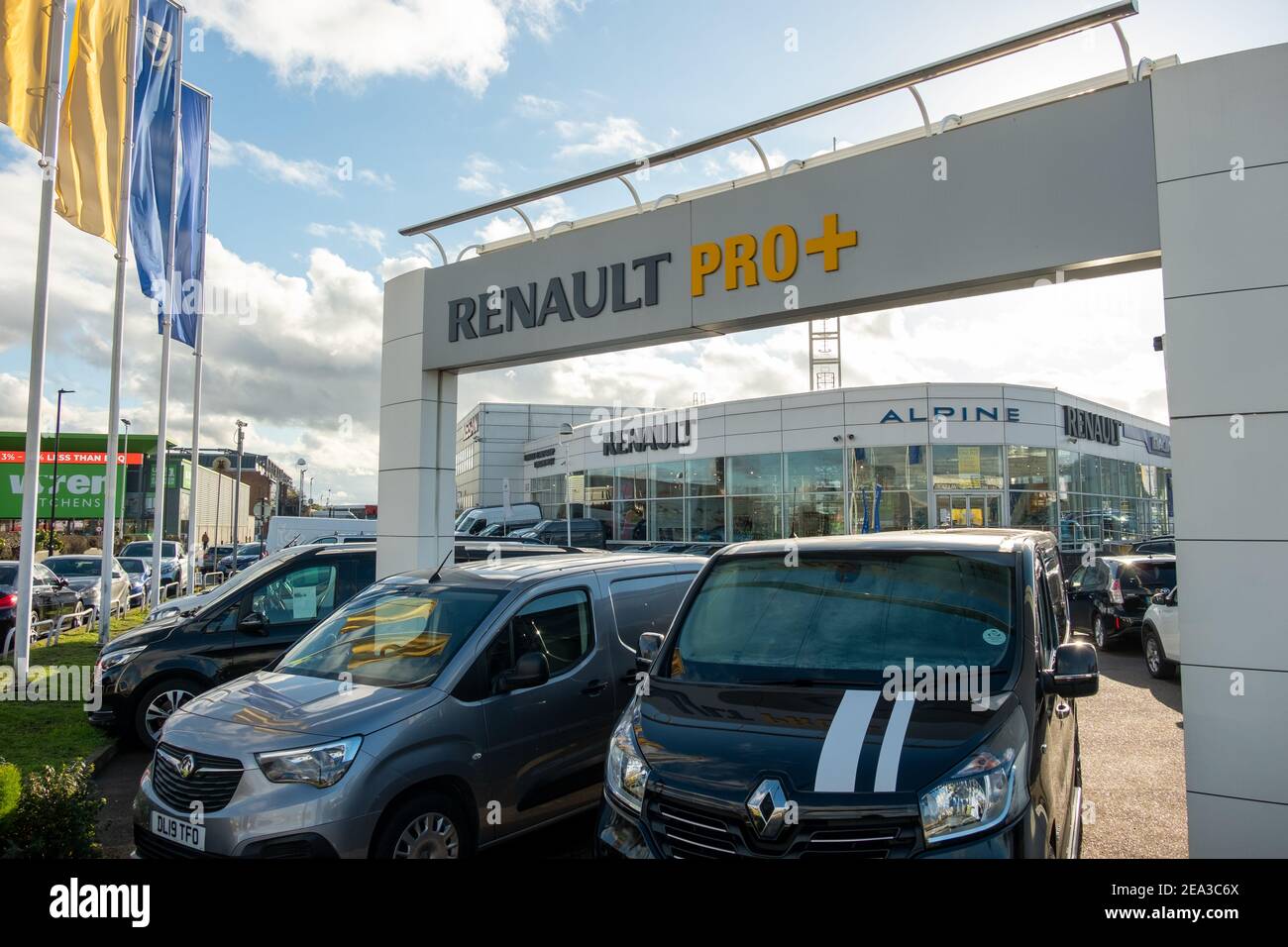 Londres- février 2021 : voitures Renault dans une salle d'exposition à West London, un constructeur automobile français Banque D'Images