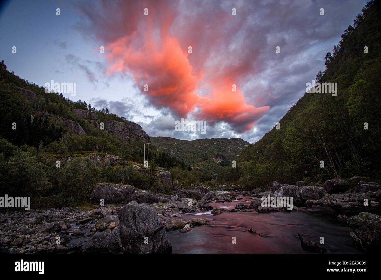 Ciel de coucher de soleil avec des nuages rouges foncé en Norvège Suldal, septembre 2020 Banque D'Images