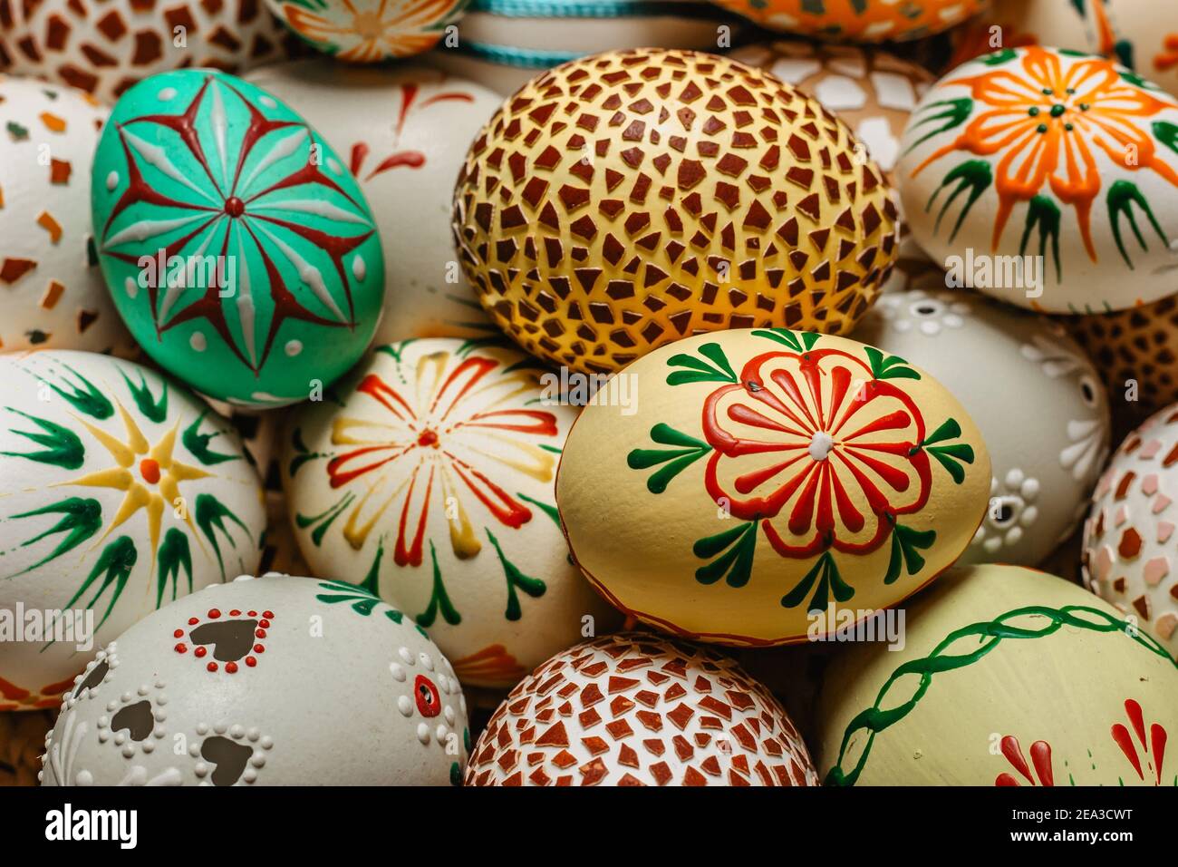 Joyeuses Pâques.coloré peint à la main décoré oeufs de Pâques, CZ krasklice. Œufs de Pâques faits à la main dans un panier en bois.décor printanier. Festif Banque D'Images