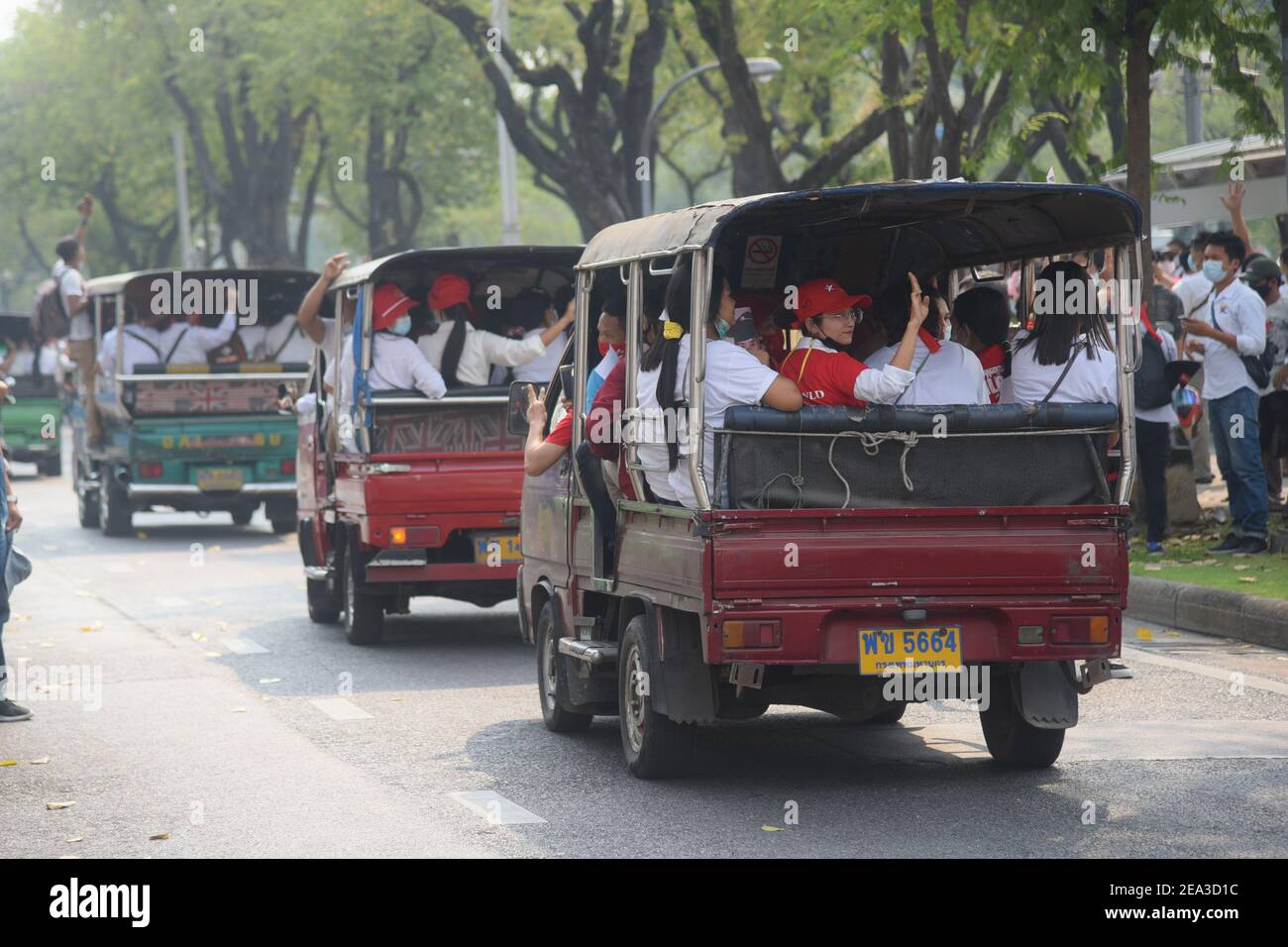 Les manifestants saluent à trois doigts lors de la manifestation contre le coup d'Etat militaire. Les citoyens du Myanmar protestent contre le coup d'État militaire au Myanmar en dehors du site des Nations Unies à Bangkok. Banque D'Images