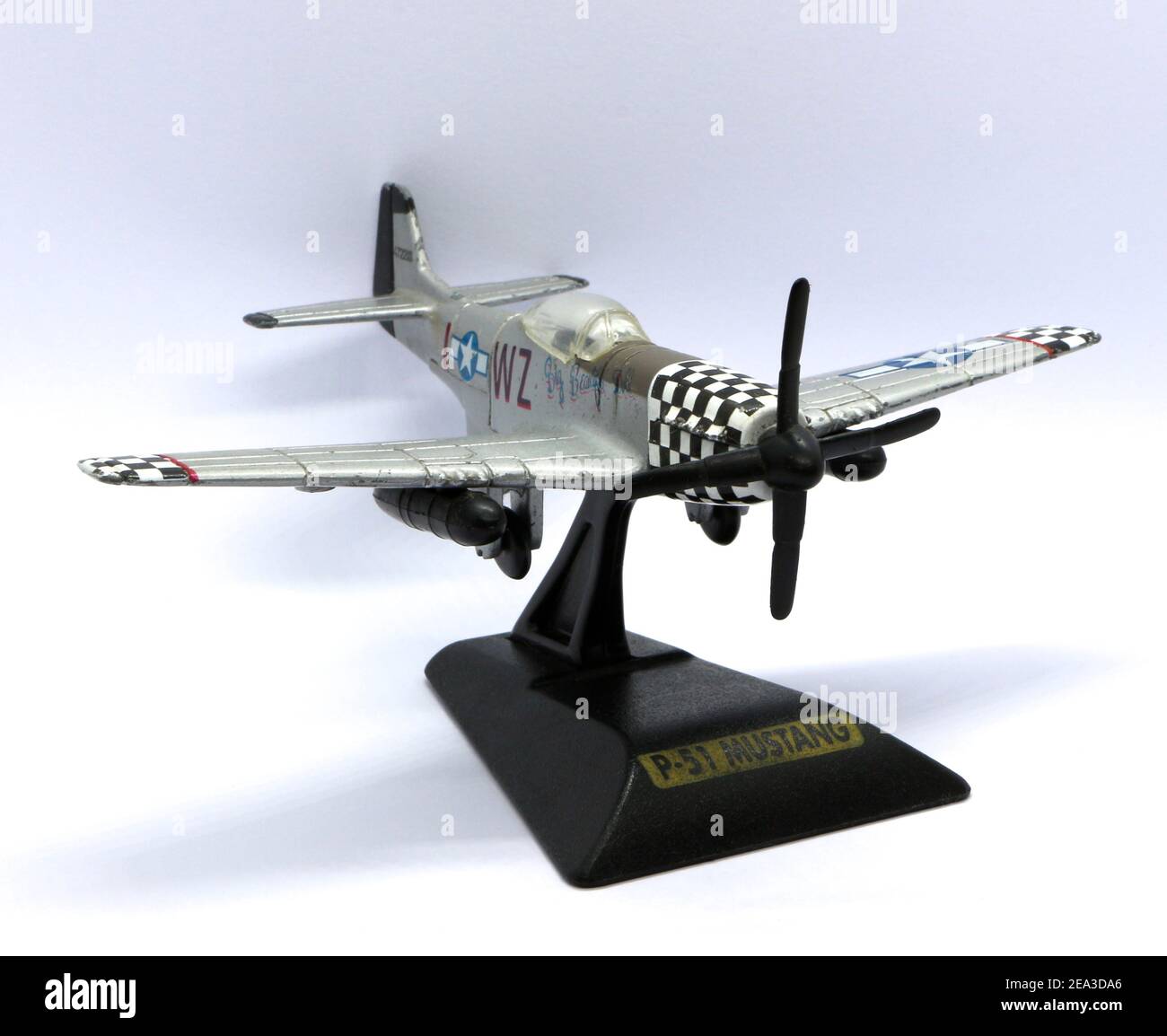 Photo d'un modèle coulé sous pression d'une Mustang P-51 nord-américaine de la Seconde Guerre mondiale sur un support en plastique noir sur fond blanc Banque D'Images