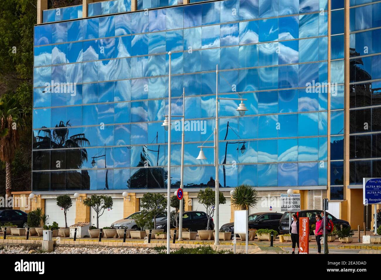 Réflexions dans de grandes fenêtres en verre dans les appartements à la Marina Greenwich, Mascarat, Calpe, Costa Blanca, Espagne, Banque D'Images