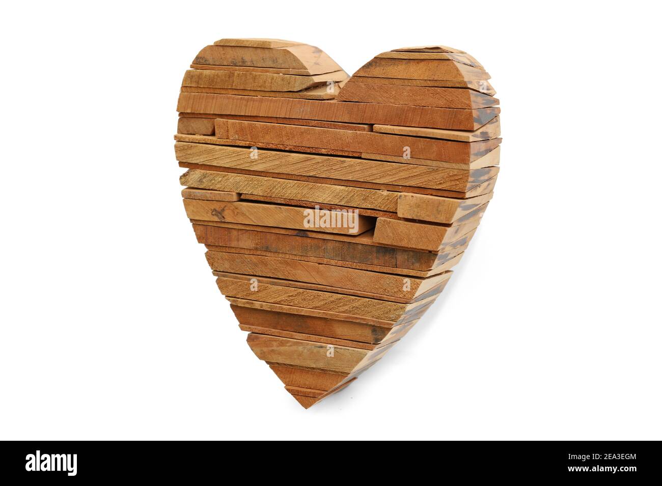 coeur en bois fait à la main sur fond blanc, symbole d'amour en bois Banque D'Images