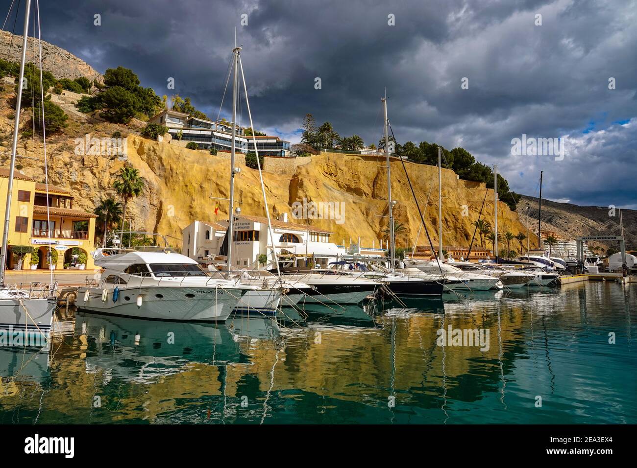 Bateaux, yachts amarrés à la Marina Greenwich, avec réflexions Mascarat, Calpe, Costa Blanca, Espagne, Banque D'Images