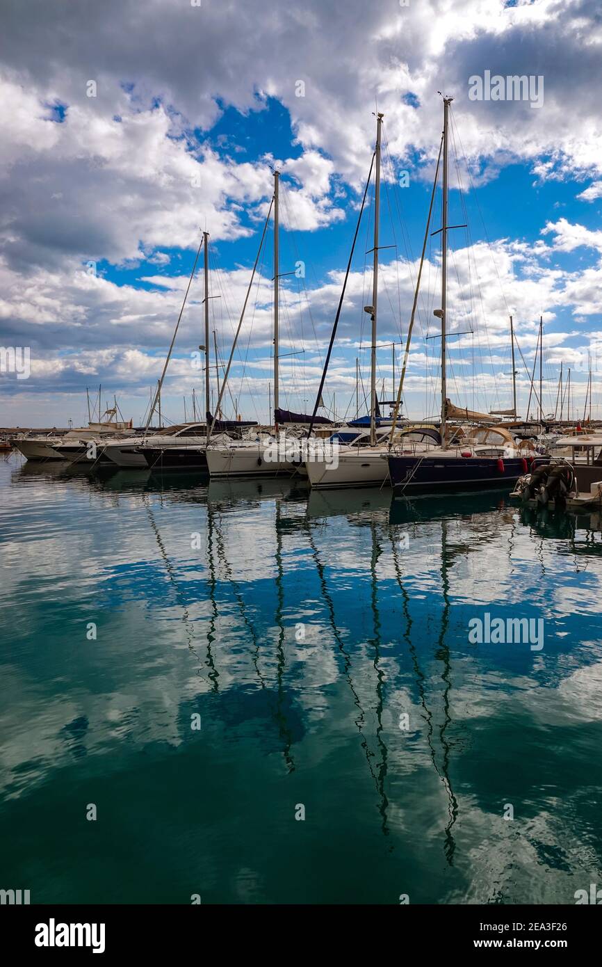 Bateaux, yachts amarrés à la Marina Greenwich, avec réflexions Mascarat, Calpe, Costa Blanca, Espagne, Banque D'Images