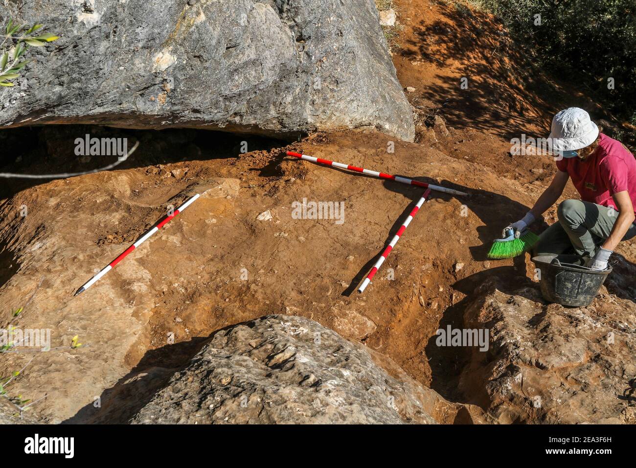7 février 2021 : 7 février 2021 (Casabermeja, Malaga ) Nouvelle découverte archéologique à Casabermeja. C'est la découverte d'une nécropole d'au moins 5,000 ans, située dans la région appelée Piedras de Mitra, où ont été trouvés en juin dernier différents restes du squelette humain. Après la découverte de plusieurs restes d'os humains, les médecins légistes se sont rendus dans la région pour analyser ces os, datant de la période entre le néolithique et le Chalcolithique.cinq sépultures calcolytiques ont été découvertes dans la covacha, toutes avec leurs biens funéraires correspondants. (Image crédit: © Lorenzo Carnero/ZUMA Wire) Banque D'Images