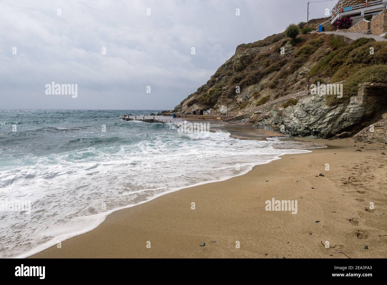 Agali Beach sur l'île de Folegandros. Une plage de sable familiale idéale à la baie pittoresque de Vathy. Cyclades, Grèce Banque D'Images
