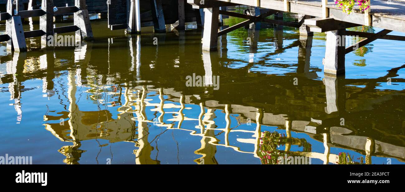 Réflexions fantaisistes d'une rampe de pont dans l'eau d'un canal dans la ville de Leiden, Hollande Banque D'Images