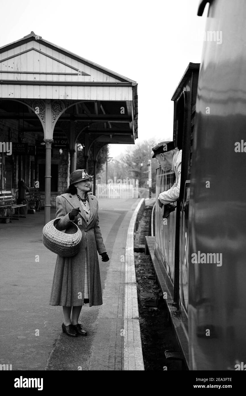 Modèle en costume d'époque parle avec le chauffeur de '30053' à la gare du château de Corfe. Banque D'Images Modèle en costume d'époque parle avec le chauffeur de '30053' à la gare du château de Corfe. Banque D'Images