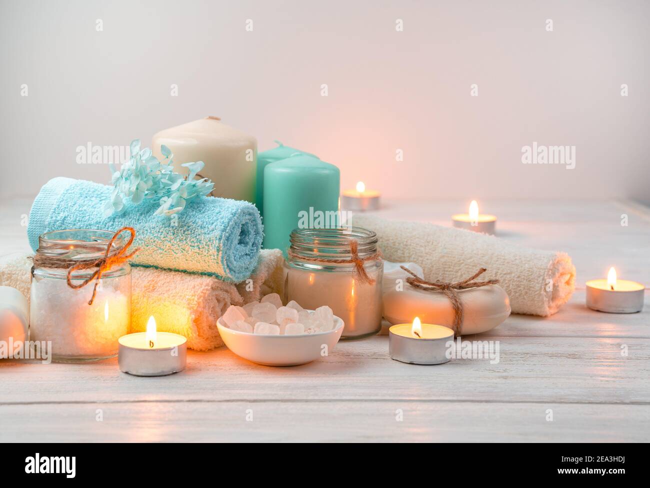 Composition spa avec bougies allumées sur fond doux. Banque D'Images