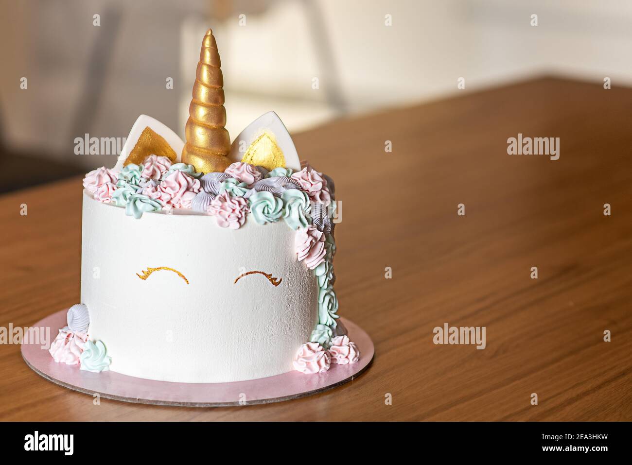 Gateau Au Licorne Avec Glacage A La Creme Au Beurre Multicolore Et Espace De Copie Photo Stock Alamy Gateau Au Licorne Avec Glacage A La Creme Au Beurre Multicolore Et Espace De Copie Photo Stock Alamy