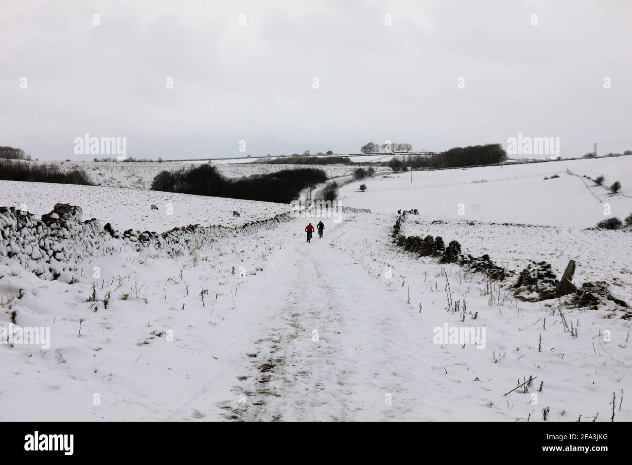 Promenade en vélo d'hiver au-dessus de Longstone Edge dans le Derbyshire Peak Parc national du district Banque D'Images