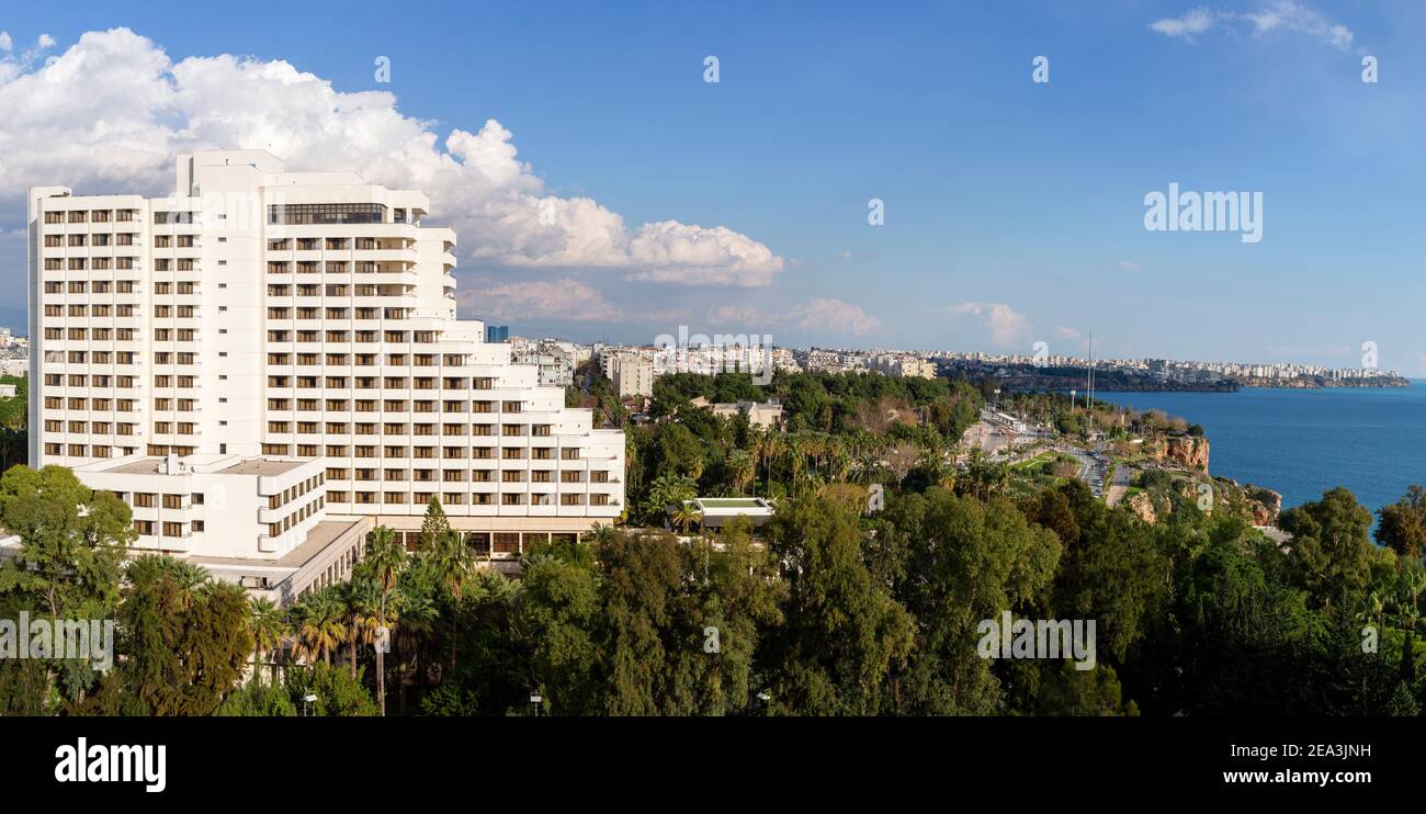 Antalya-Turquie 01.14.2021: Cliff Hotel et vue sur la mer dans les plus anciens hôtels d'Antalya Banque D'Images