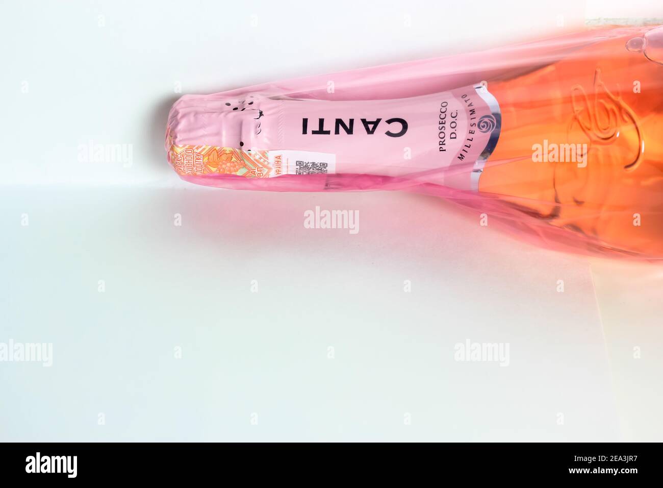 Kiev, Ukraine, 7 février 2020. Bouteille de Prosecco Canti rose sur fond blanc. Produits alcoolisés pour les femmes. Photo de haute qualité Banque D'Images