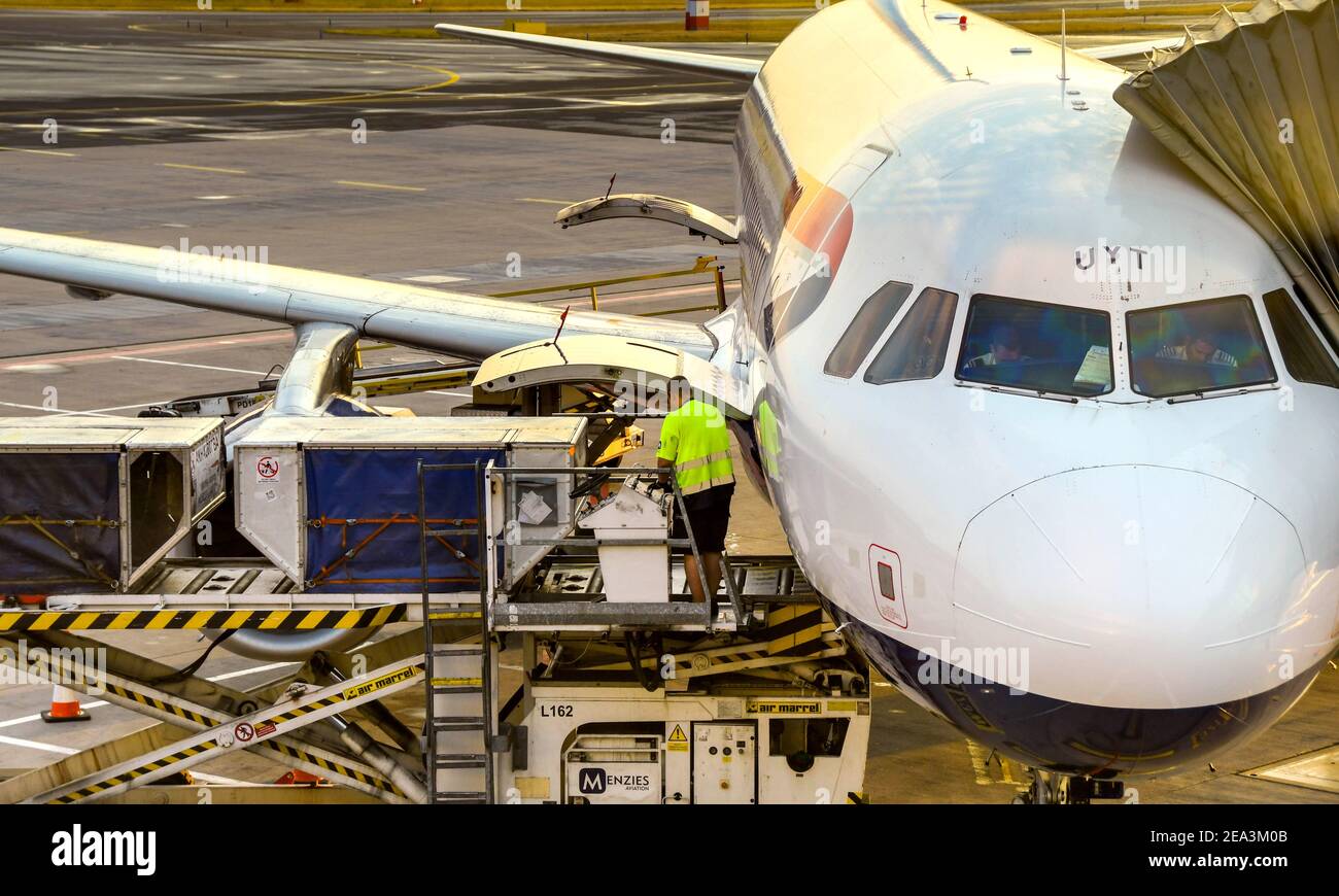 Prague, République tchèque - août 2018 : chargement de palettes de fret aérien dans la soute avant d'un avion Airbus A320 de British Airways Banque D'Images