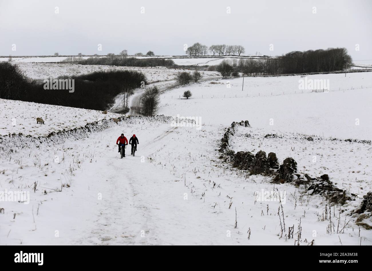 Promenade en vélo d'hiver au-dessus de Longstone Edge dans le Derbyshire Peak Parc national du district Banque D'Images