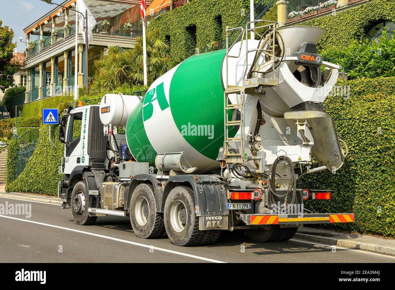 TREMEZZO, LAC DE CÔME, ITALIE - JUIN 2019: Mélangeur de béton sur la route principale à travers Tremezzo sur le Lac de Côme. Banque D'Images