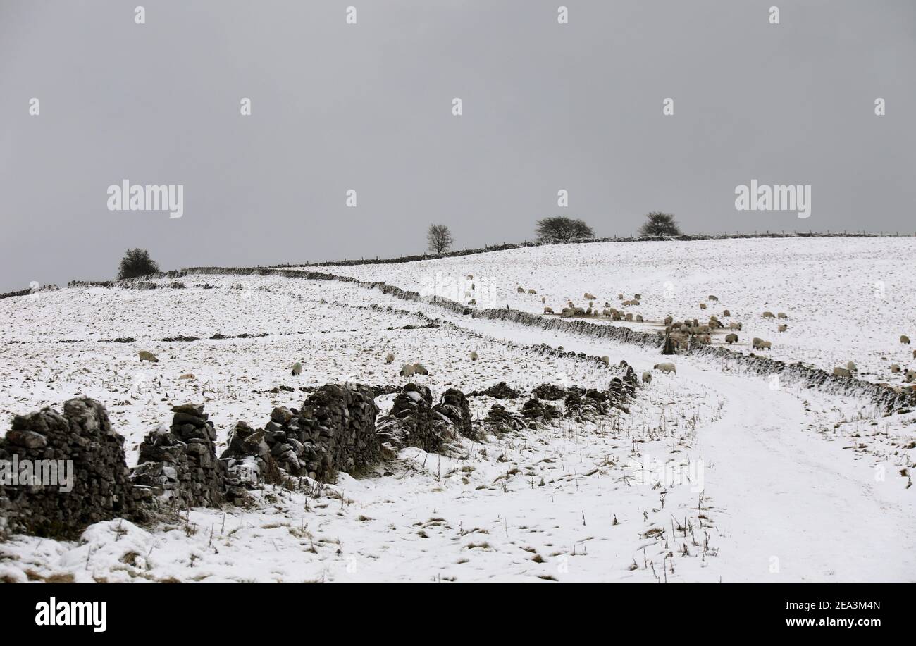 Neige d'hiver sur Longstone Edge dans le Derbyshire Peak District Parc national Banque D'Images